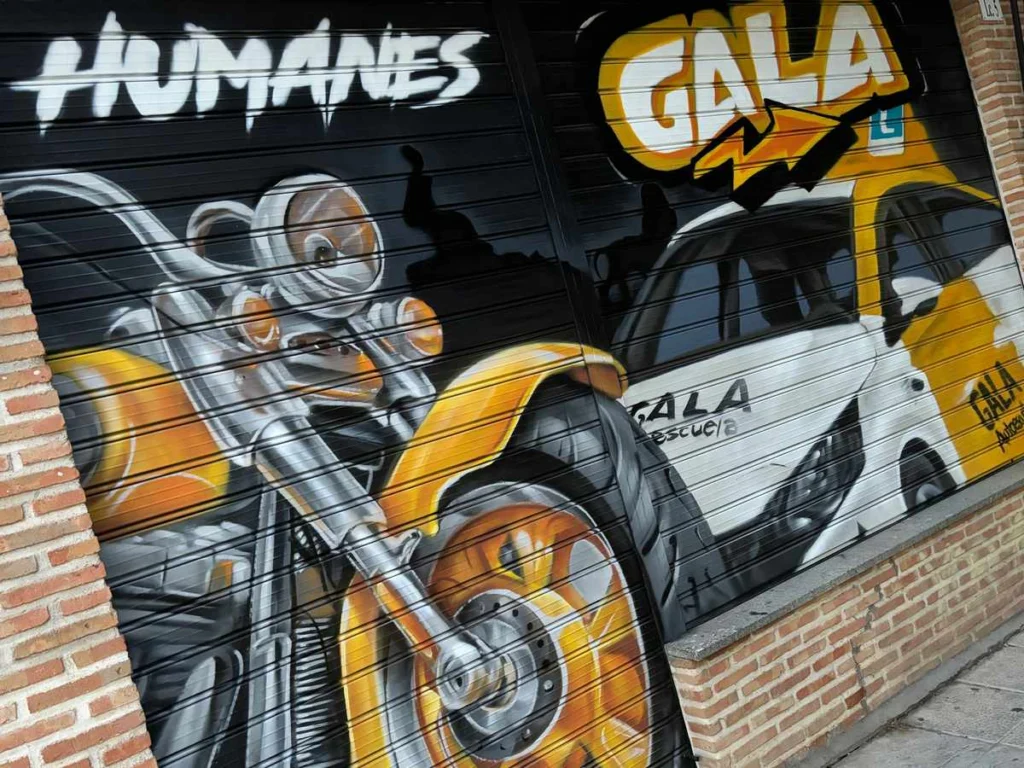 Graffiti en persiana con coche y moto para Autoescuela Gala en Humanes