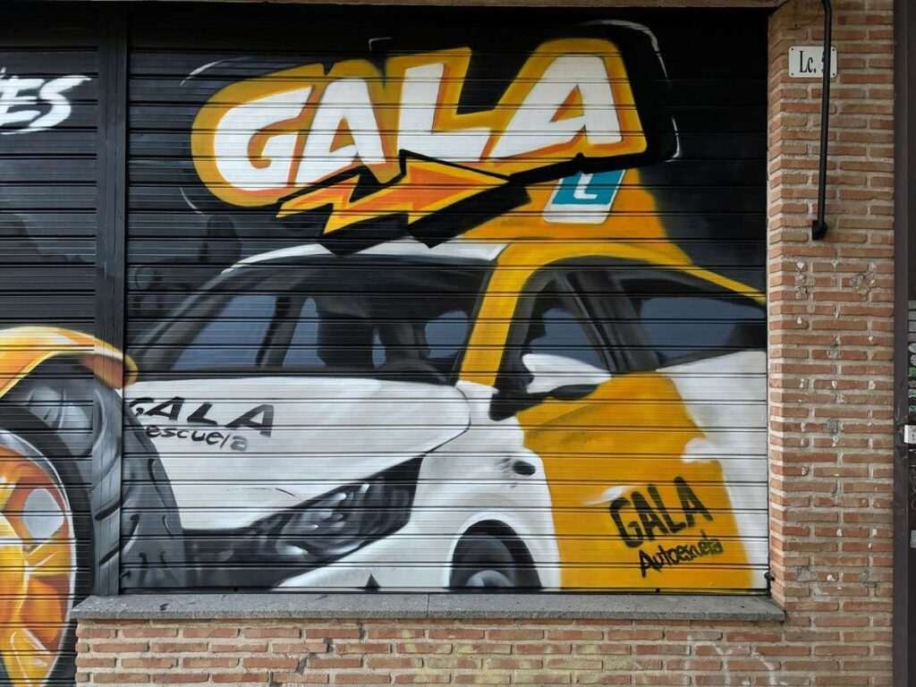 Graffiti en persiana con coche y moto para Autoescuela Gala en Humanes