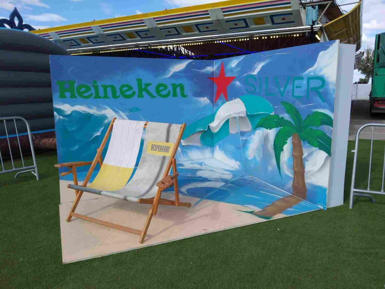 Graffiti veraniego en evento Love Tuenti’s para Heineken con palmera y hamacas