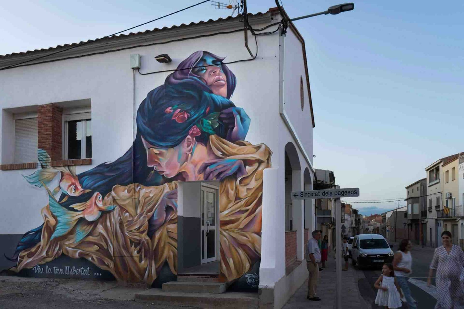 Mural feminista en la fachada del ayuntamiento de Castellnou de Seana, Lleida
