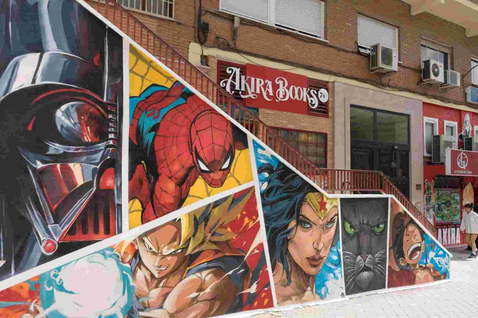 Mural en Akira Books Madrid con Spiderman, Goku, Wonder Woman, Luffy, Darth Vader y Black Panther