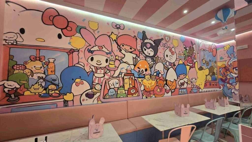Mural kawaii en cafetería de Tirso de Molina