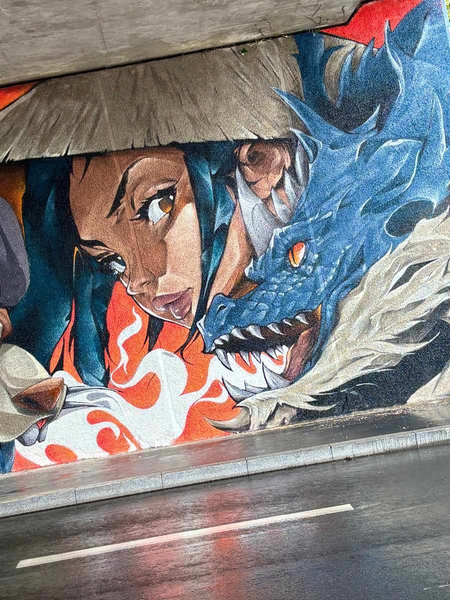 Mural urbano de samurái y dragón pintado en festival CapsAttack en París