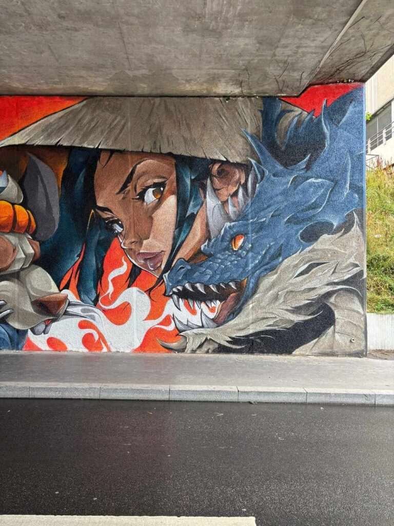 Mural urbano de samurái y dragón pintado en festival CapsAttack en París