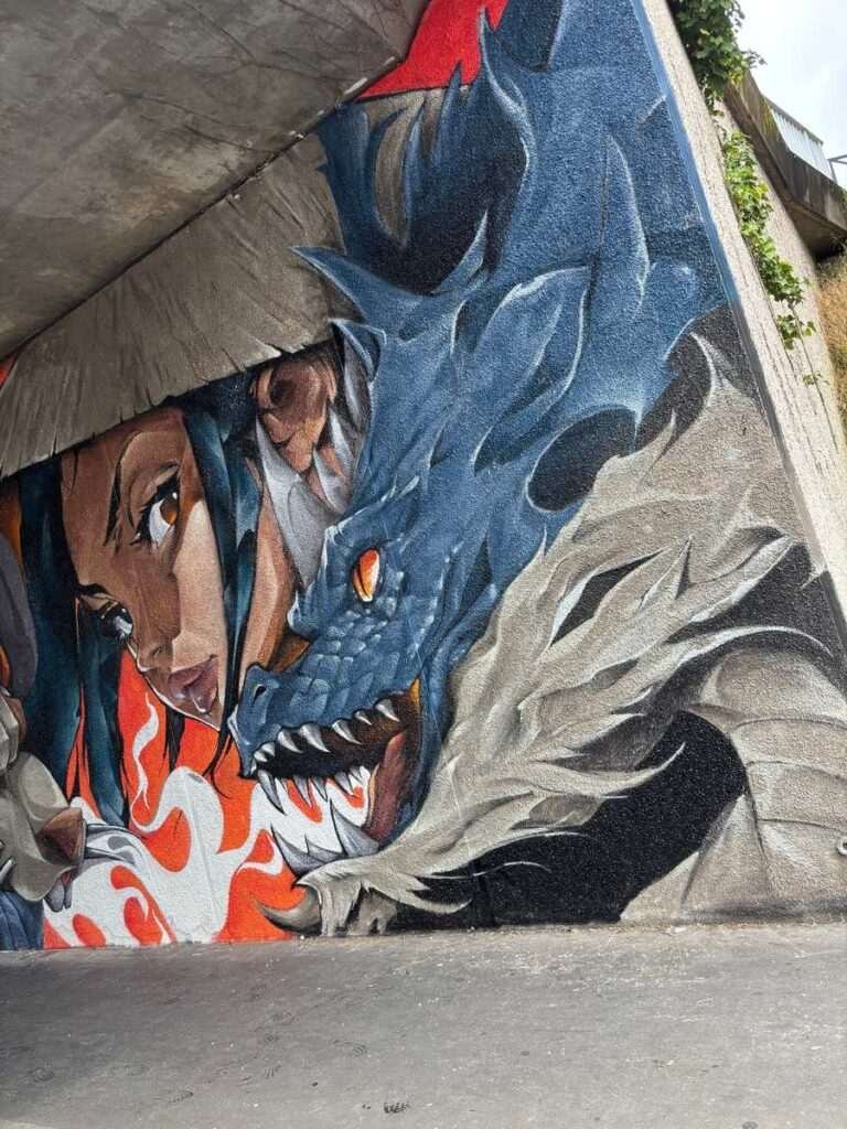 Mural urbano de samurái y dragón pintado en festival CapsAttack en París