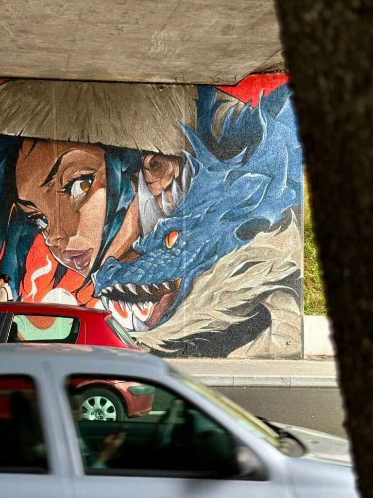 Mural urbano de samurái y dragón pintado en festival CapsAttack en París