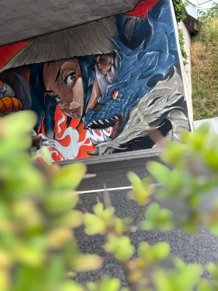 Mural urbano de samurái y dragón pintado en festival CapsAttack en París