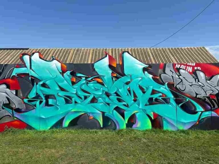 Proceso de pintura de mural 3D con líneas guía y sombreado