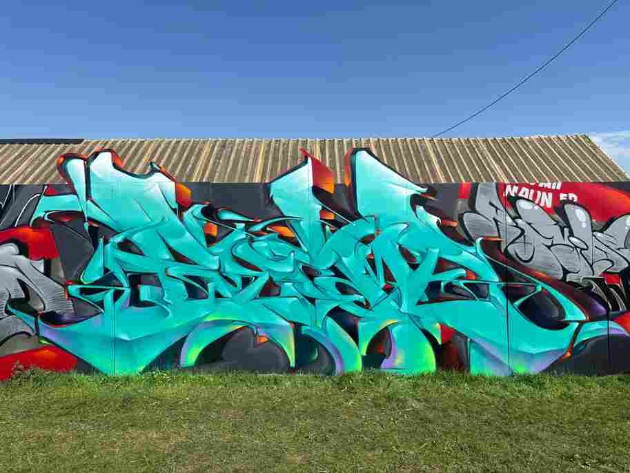 Proceso de pintura de mural 3D con líneas guía y sombreado