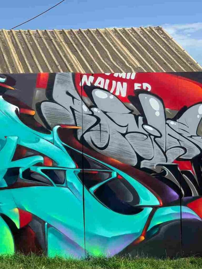 Proceso de pintura de mural 3D con líneas guía y sombreado