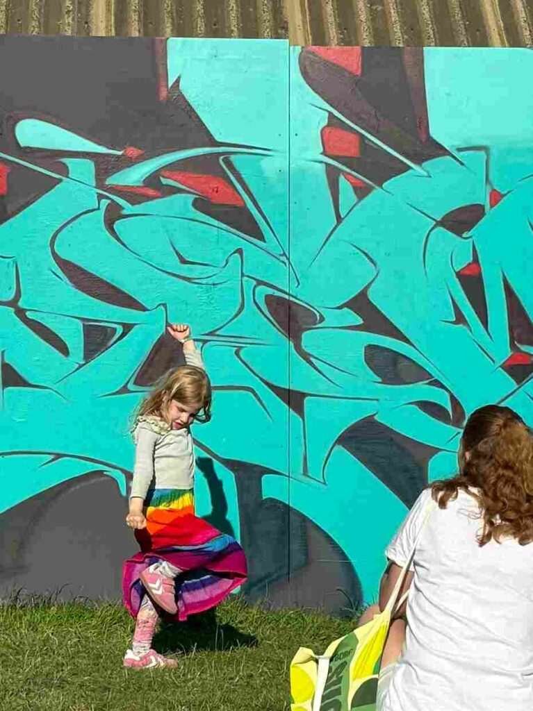 Proceso de pintura de mural 3D con líneas guía y sombreado
