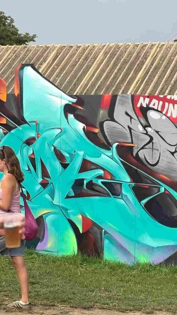 Proceso de pintura de mural 3D con líneas guía y sombreado