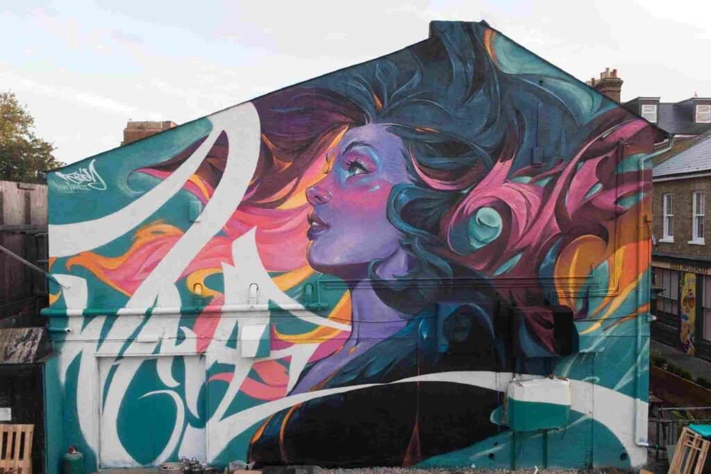 mural completo en la fachada durante el festival de graffiti en Southend,