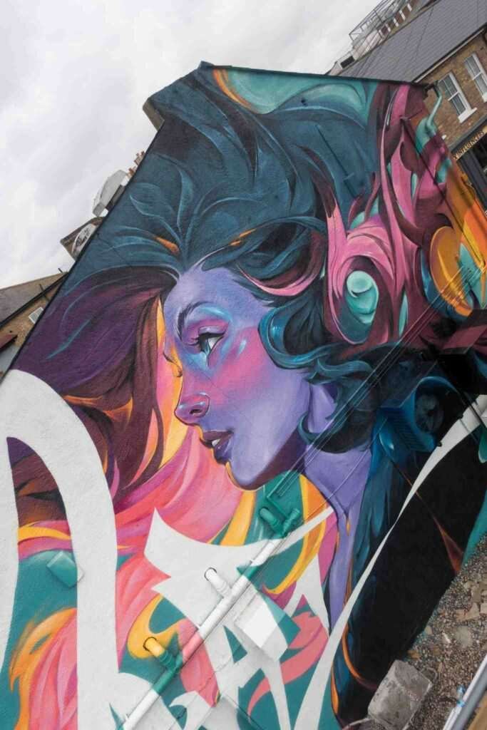 mural completo en la fachada durante el festival de graffiti en Southend,