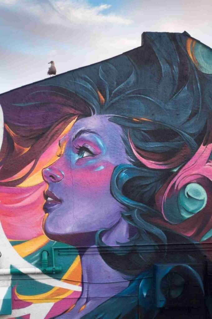 mural completo en la fachada durante el festival de graffiti en Southend,