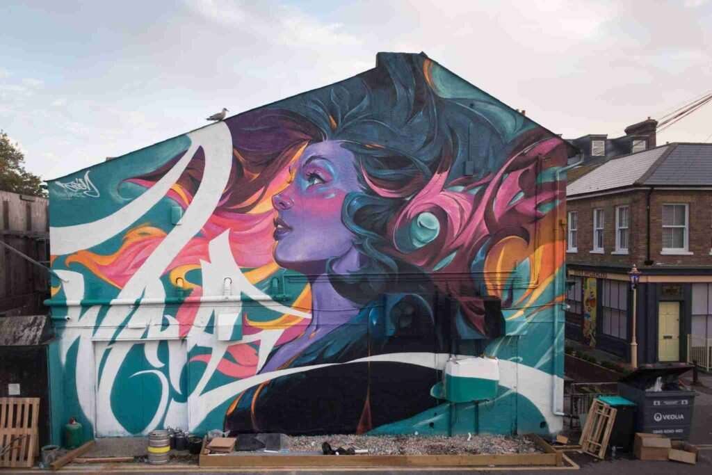 mural completo en la fachada durante el festival de graffiti en Southend,