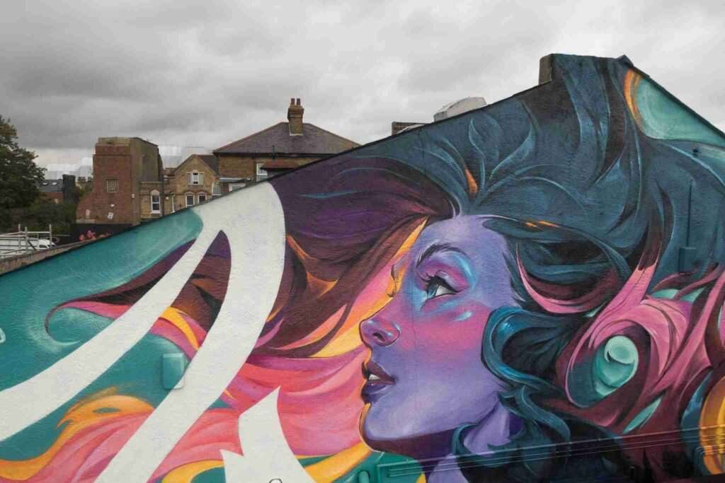 mural completo en la fachada durante el festival de graffiti en Southend,