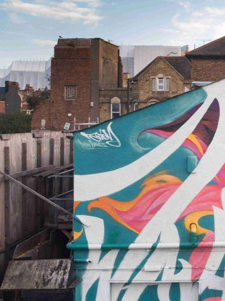 mural completo en la fachada durante el festival de graffiti en Southend,