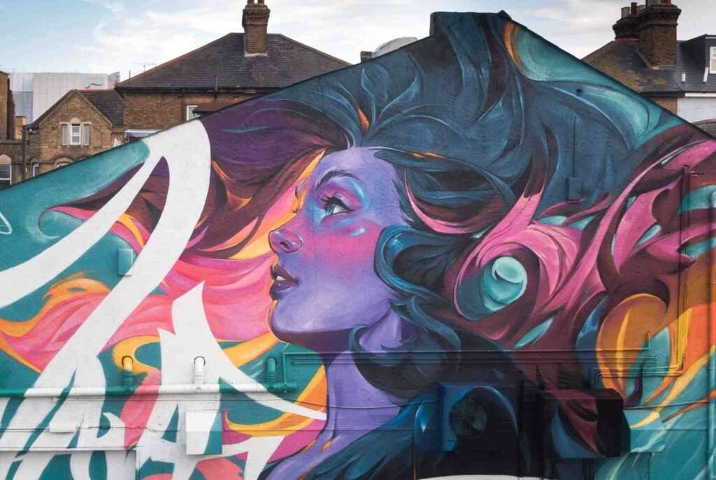 mural completo en la fachada durante el festival de graffiti en Southend,