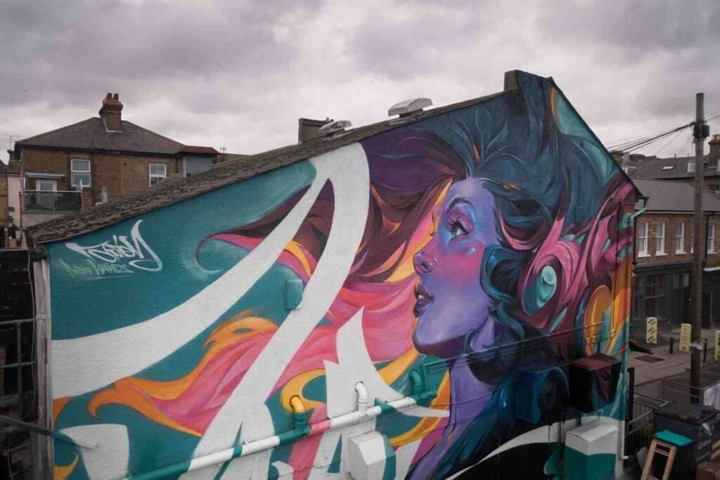 mural completo en la fachada durante el festival de graffiti en Southend,