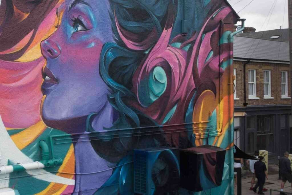 mural completo en la fachada durante el festival de graffiti en Southend,