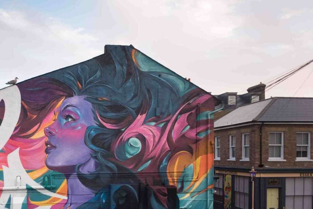 mural completo en la fachada durante el festival de graffiti en Southend,