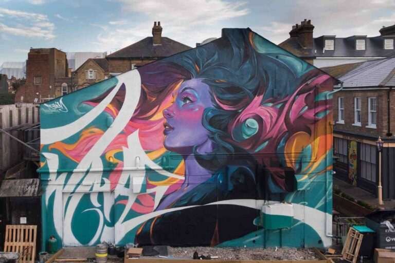 mural completo en la fachada durante el festival de graffiti en Southend,
