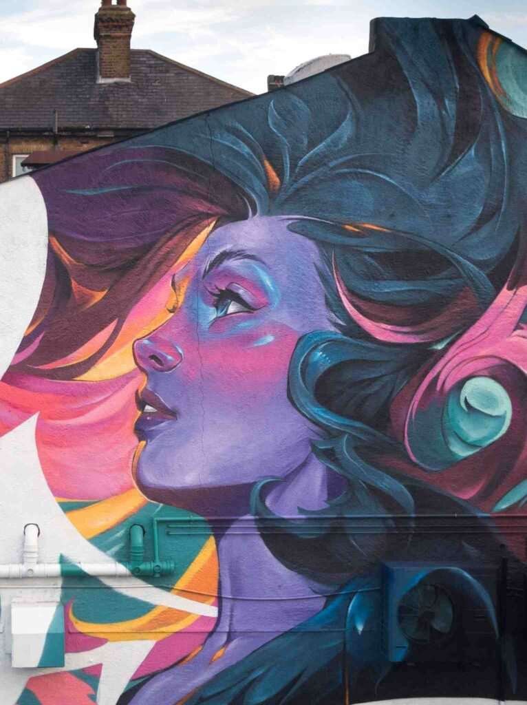 mural completo en la fachada durante el festival de graffiti en Southend,