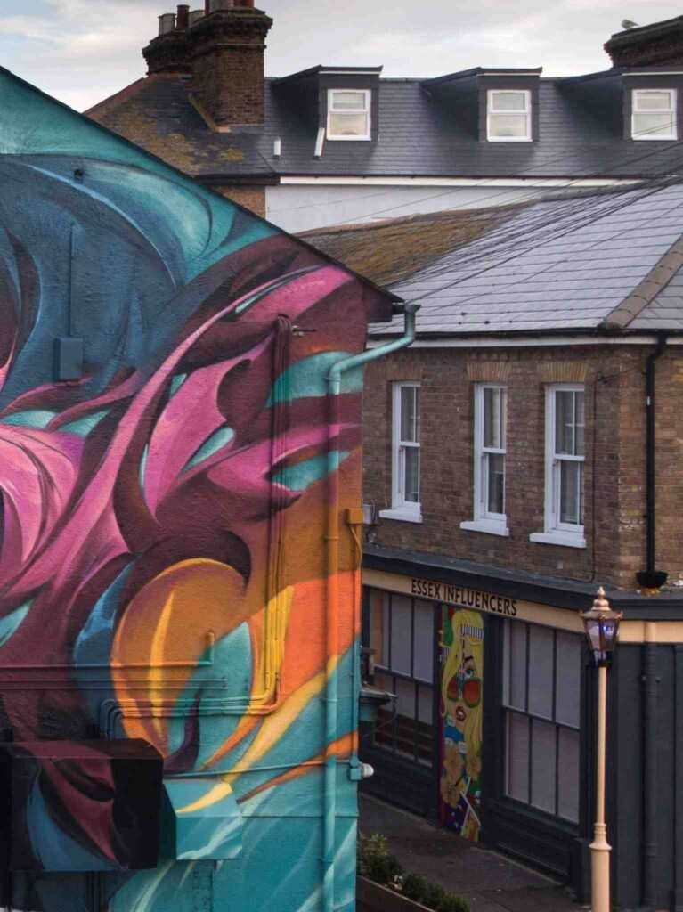 mural completo en la fachada durante el festival de graffiti en Southend,
