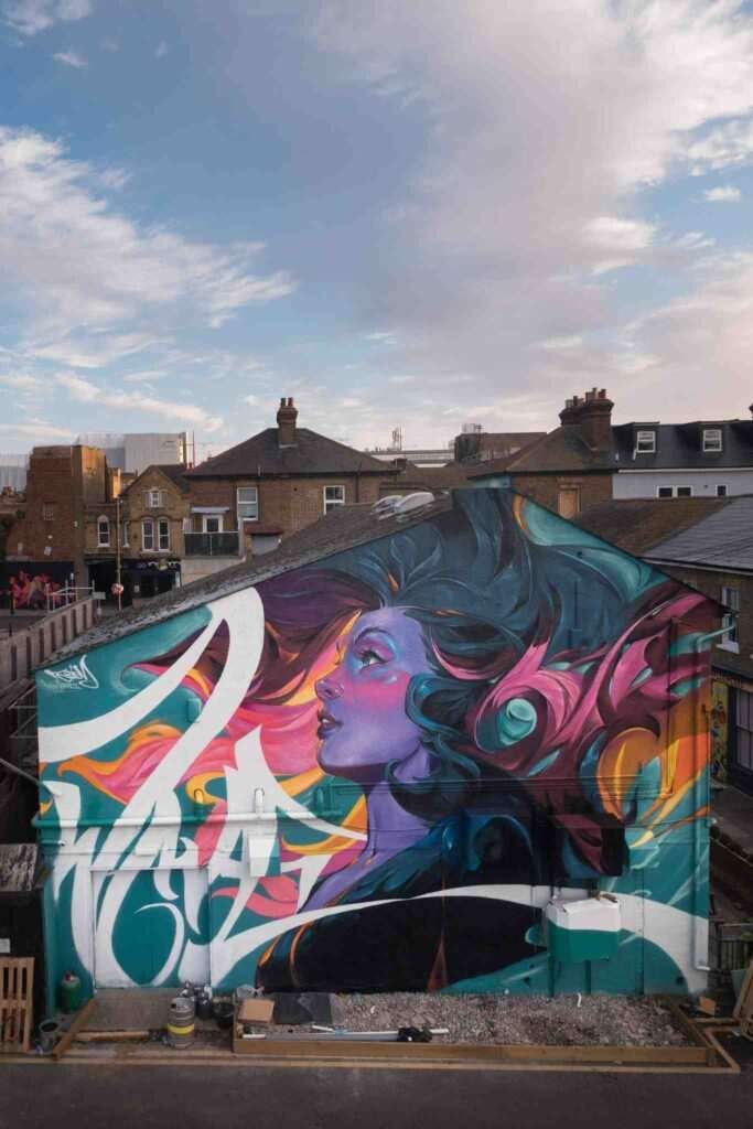mural completo en la fachada durante el festival de graffiti en Southend,
