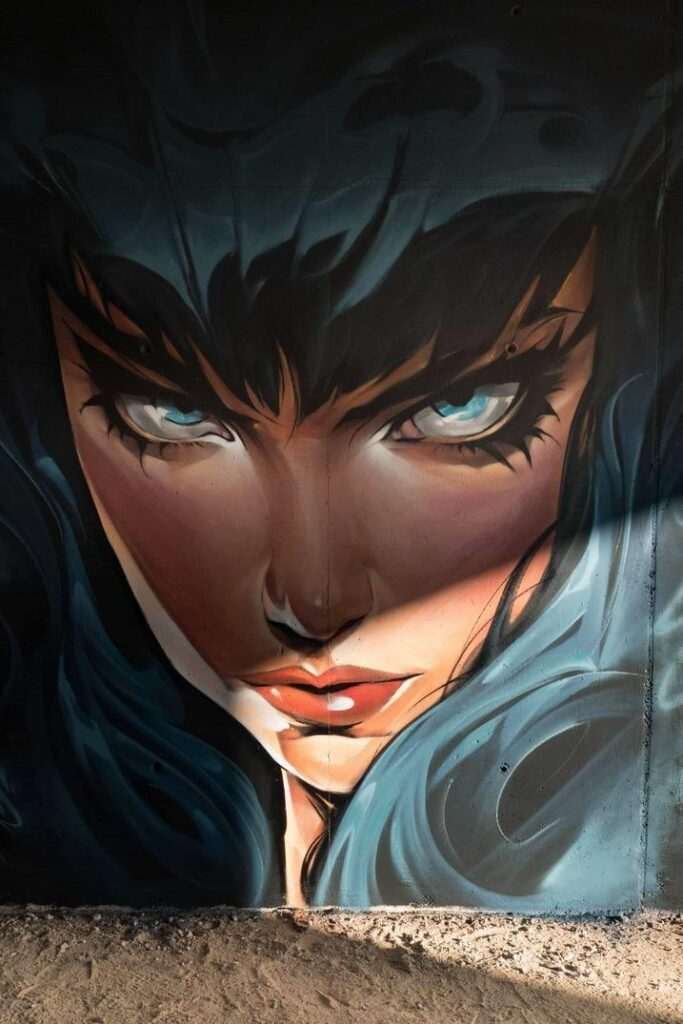 Retrato de mujer en mural de graffiti hiperrealista