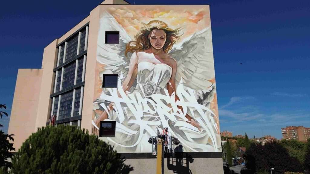 Mural "Ángela" vista nocturna · obra mural institucional gran formato Madrid · El Arte Urbano