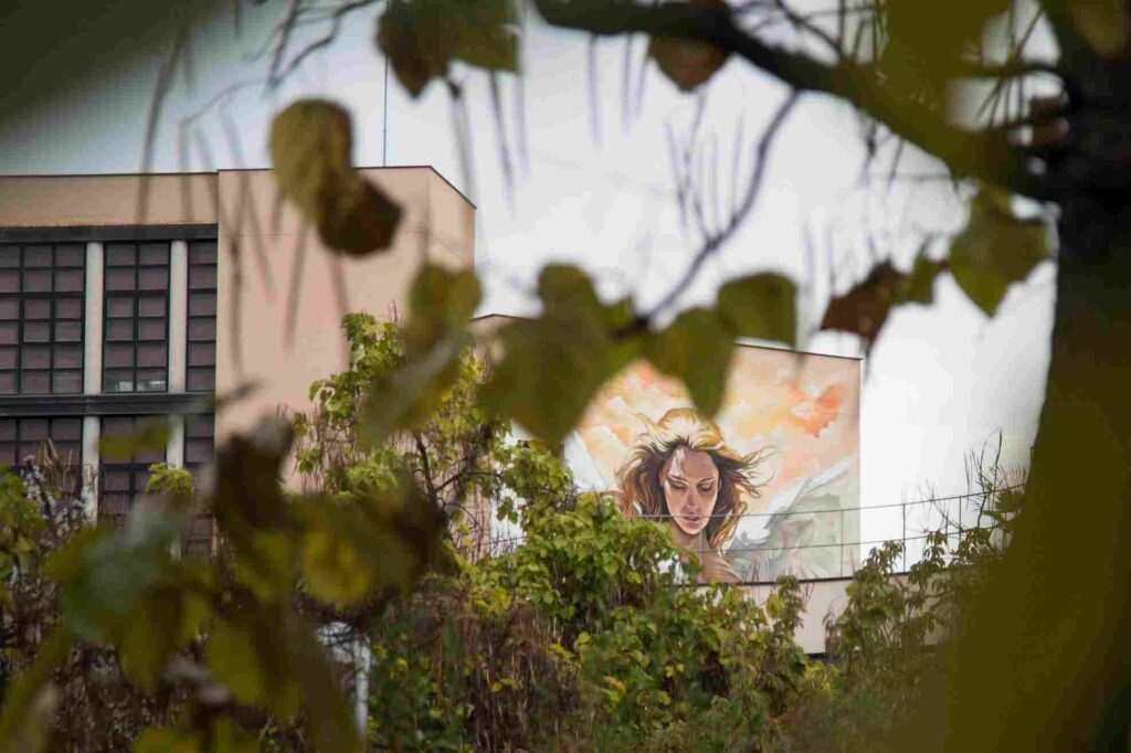 Detalle composición mural "Ángela" · muralismo gran formato fachada pública Madrid · El Arte Urbano
