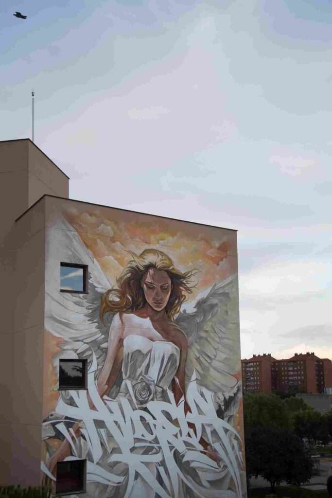 Detalle superior mural "Ángela" · fachada pública gran formato Madrid · Asem Navarro