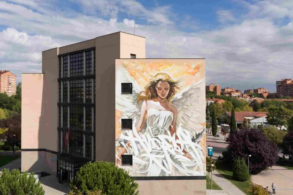 Perspectiva mural "Ángela" · muralismo institucional fachada pública Moratalaz · Asem Navarro