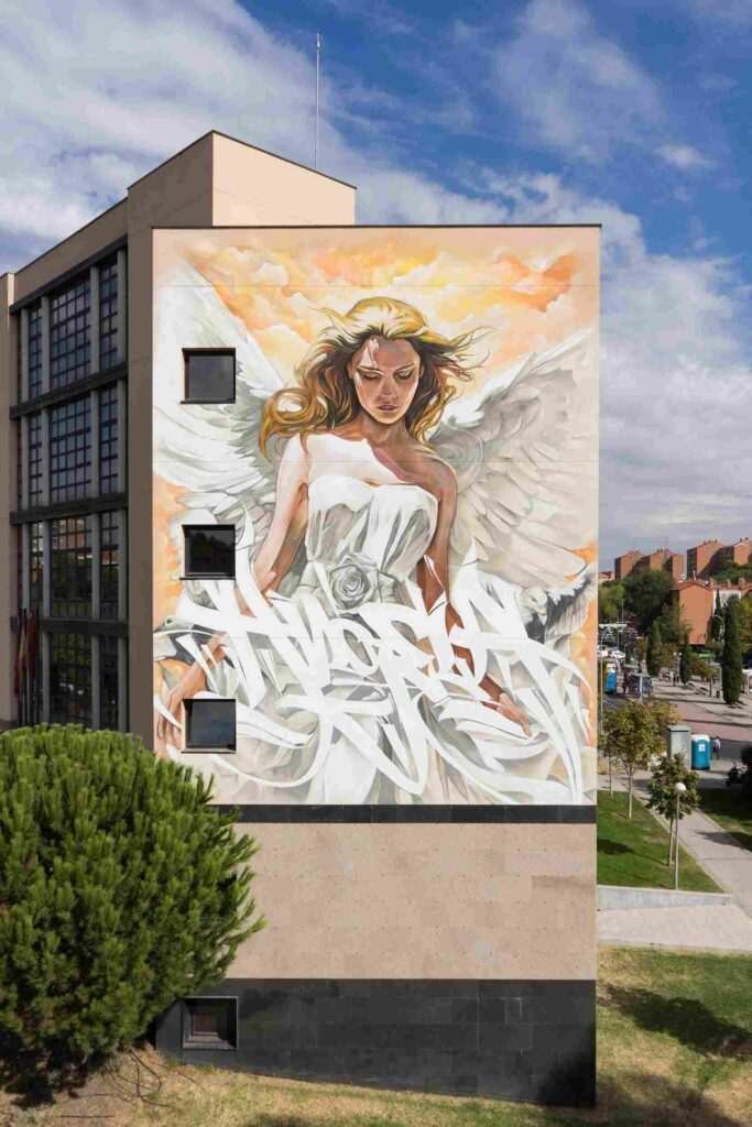 Detalle plumas ángel mural "Ángela" · graffiti profesional fachada Madrid · El Arte Urbano