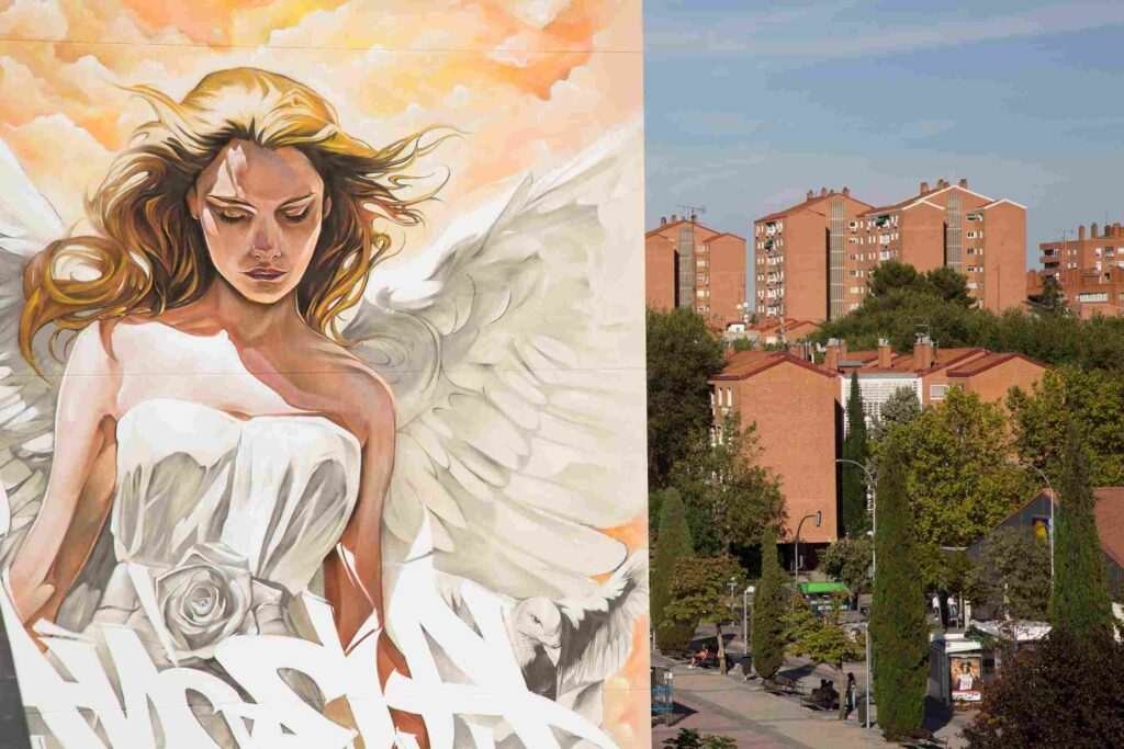Mural "Ángela" atardecer · ángel protector fachada pública Moratalaz Madrid · Asem Navarro
