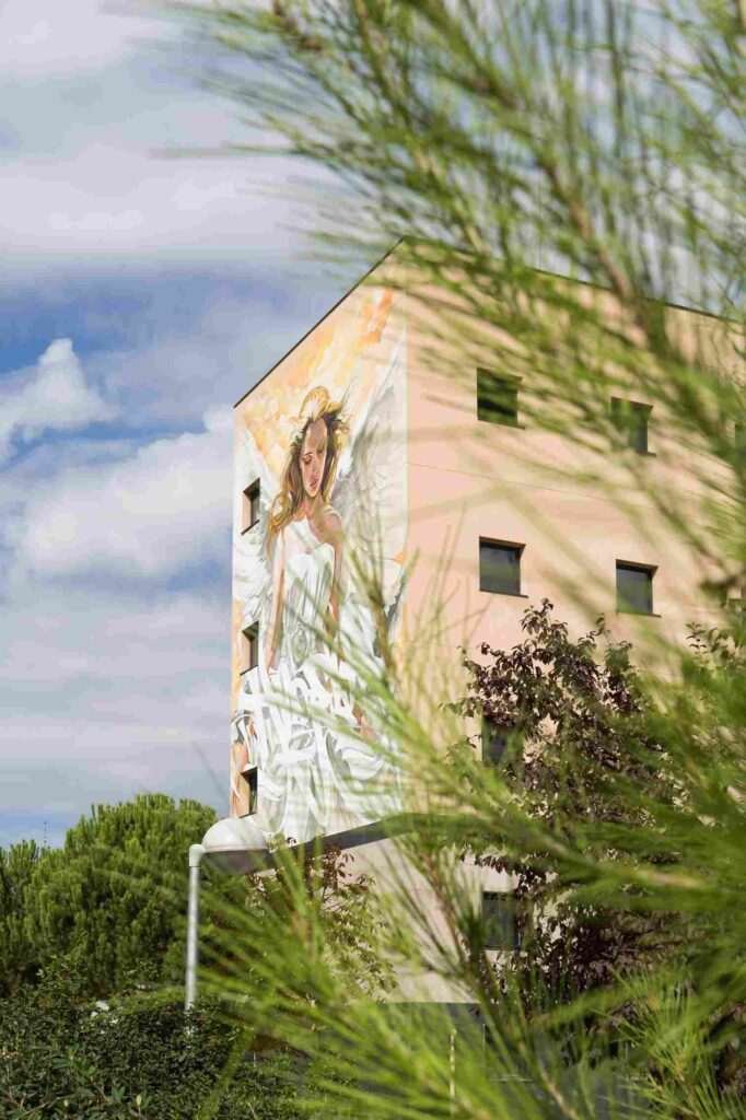 Mural "Ángela" detalle ángel contemporáneo · proyecto Muraltalaz Ayuntamiento Madrid · El Arte Urbano