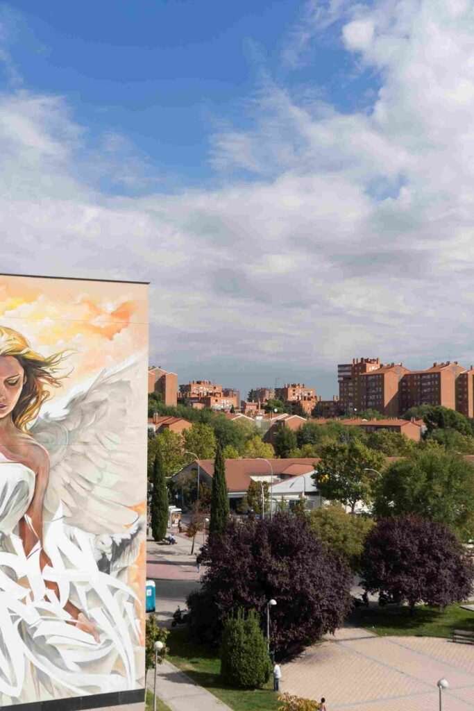Detalle alas ángel mural "Ángela" · muralismo institucional gran formato Madrid · El Arte Urbano