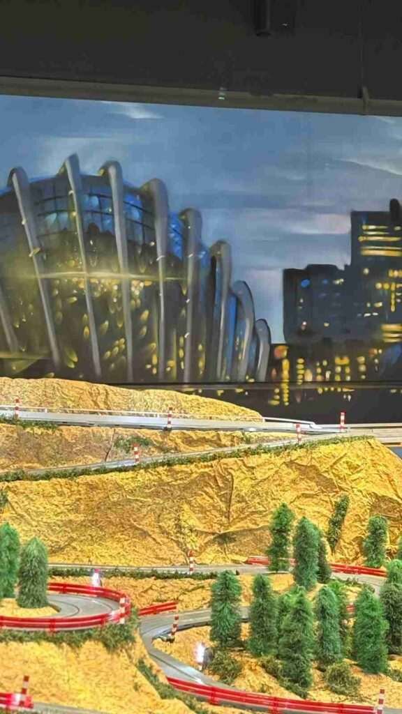 Ciudad nocturna pintada a mano en el mural interior de las oficinas de GALA Autoescuela