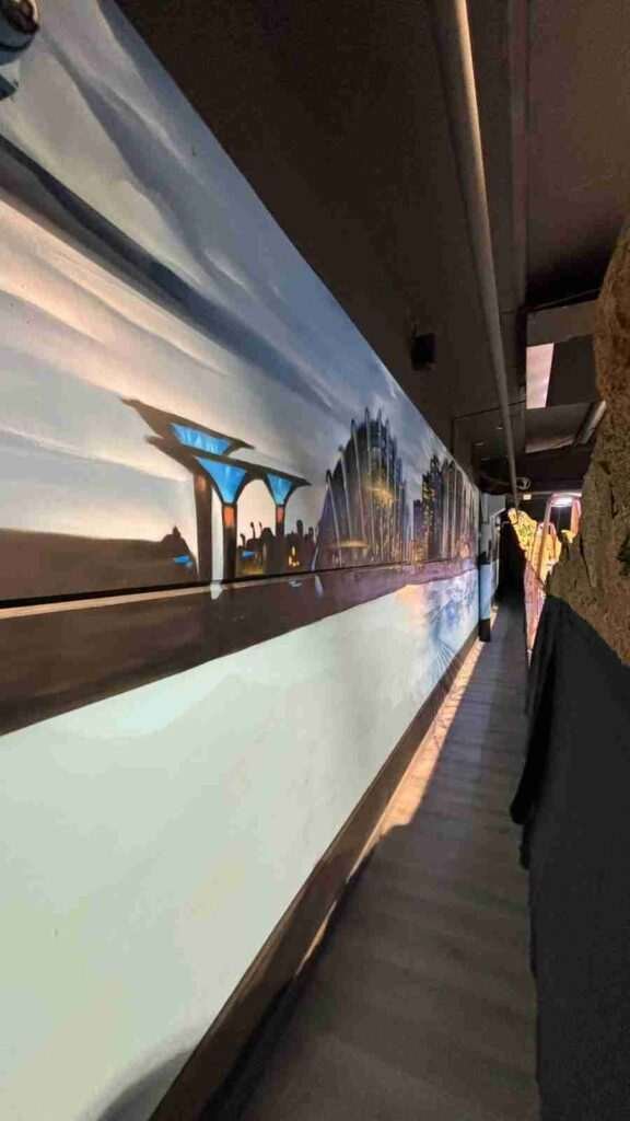 Pasillo de oficinas de GALA Autoescuela decorado con mural de skyline nocturno