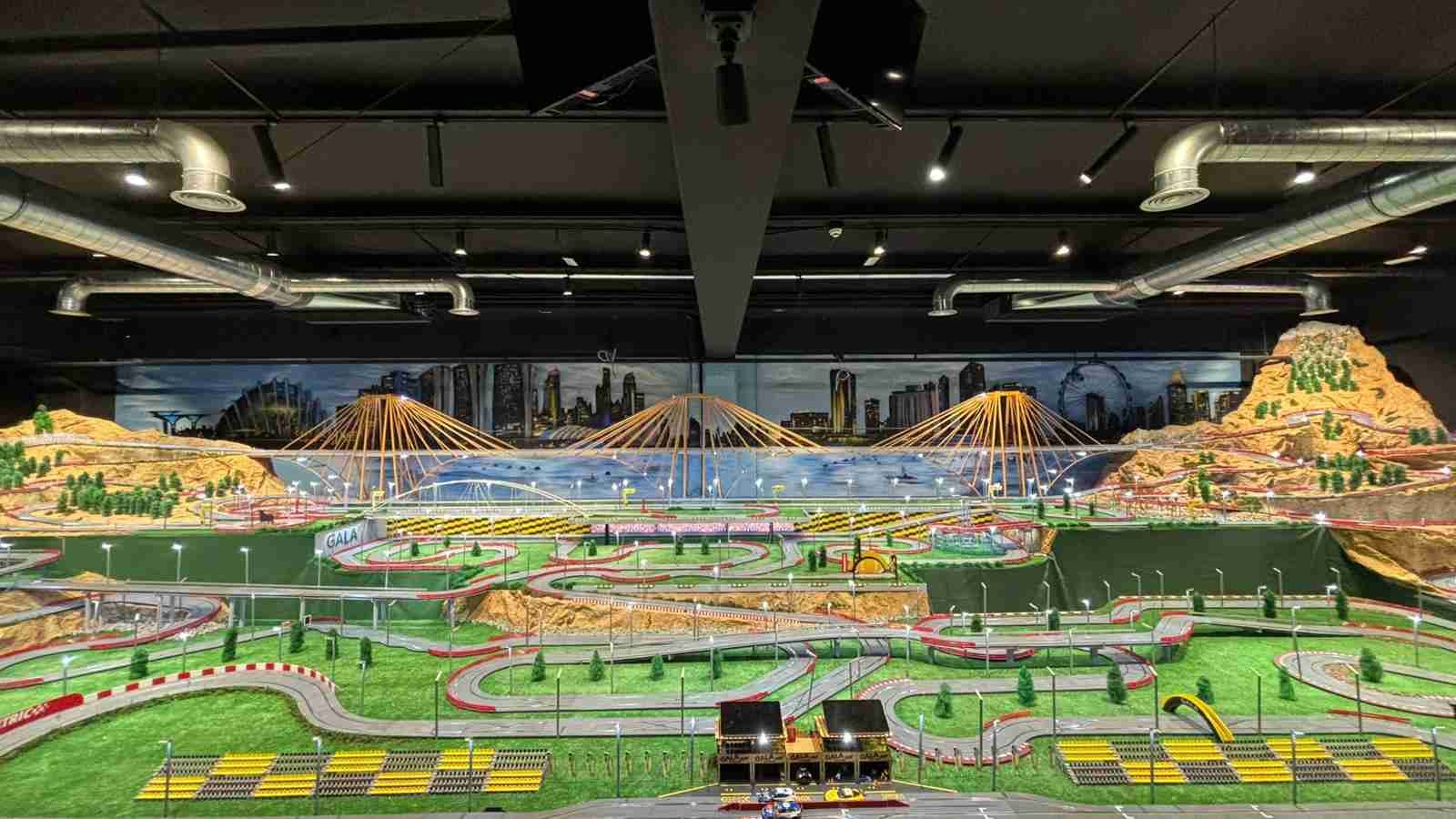 Mural de paisaje urbano para sala de Scalextric