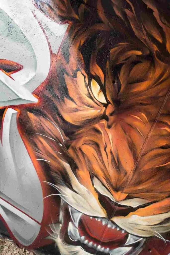 Detalle del ojo y pelaje del tigre en mural hiperrealista