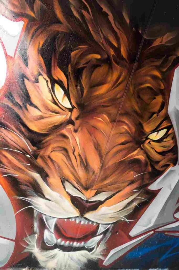 Mural de tigre mostrando colmillos y bigotes con alto detalle