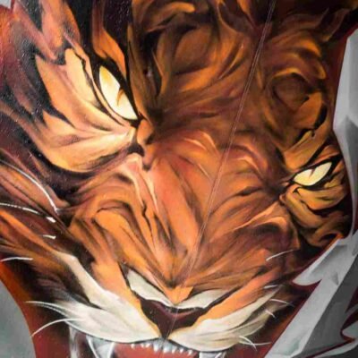 Perfil del rostro del tigre con iluminación cálida en mural 3D