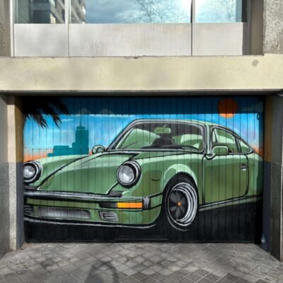 Graffiti mural de coche clásico verde en cierre de garaje para comunidad de vecinos
