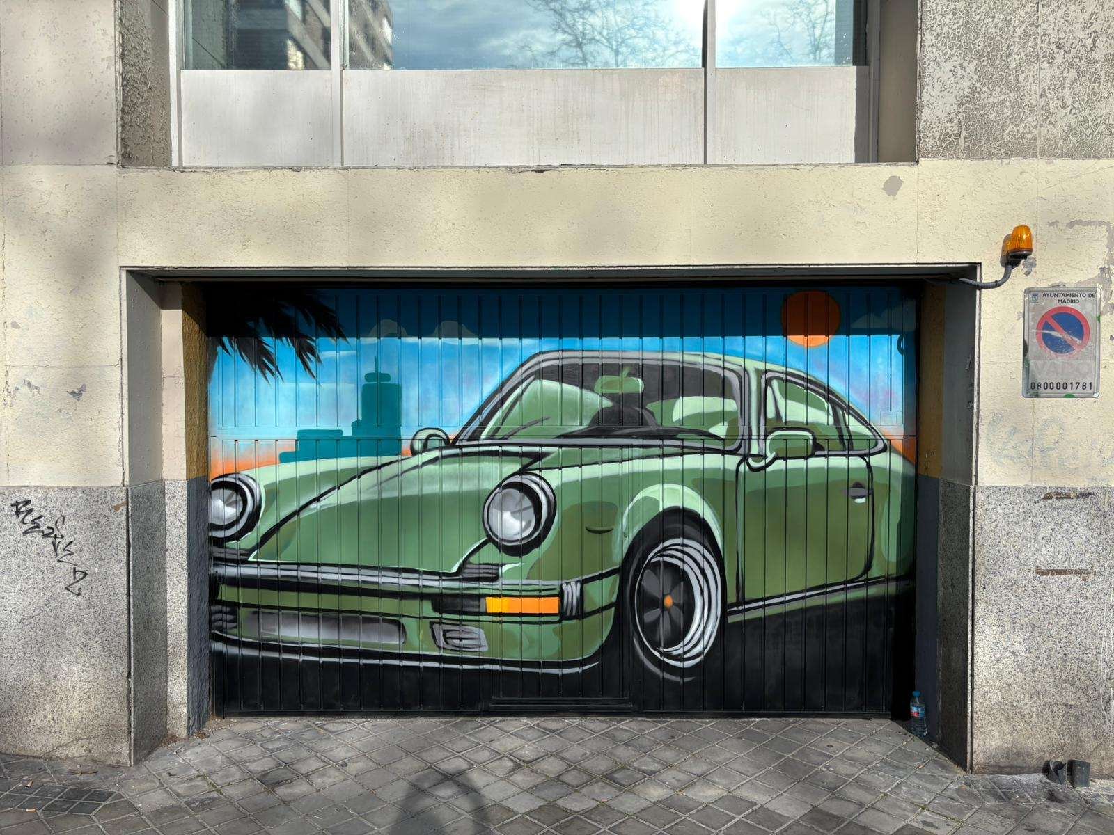 Graffiti mural de coche clásico verde en cierre de garaje para comunidad de vecinos