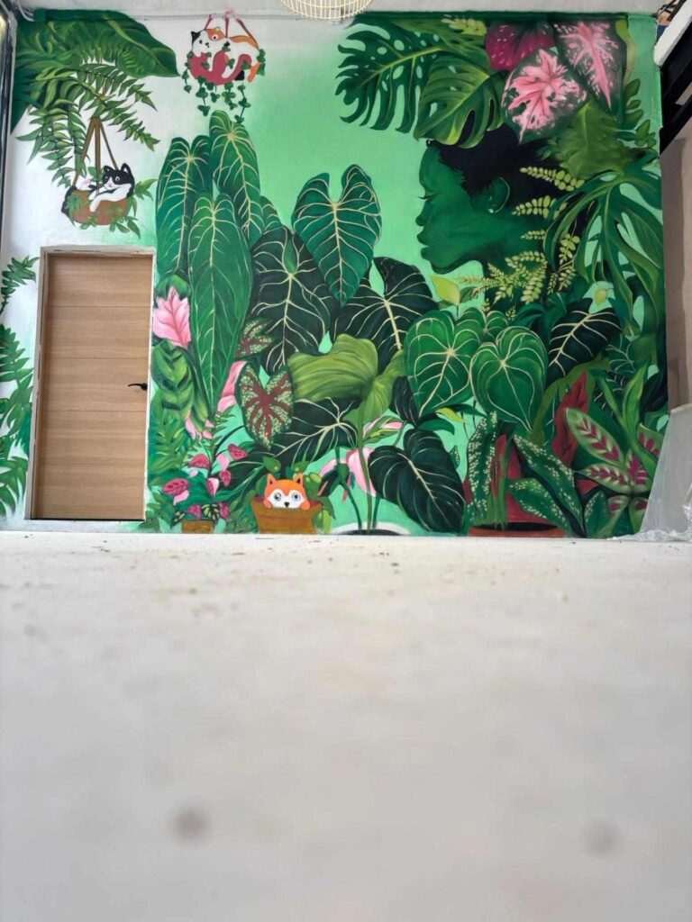 Mural graffiti de naturaleza en Cantabria para Plantukas con composición tropical completa en interior de tienda