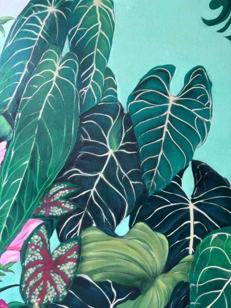 Mural graffiti tropical para tienda Plantukas con pared completa de hojas y suelo en primer plano