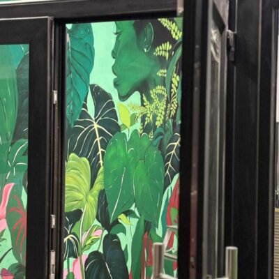 Mural decorativo de naturaleza para Plantukas en Torrelavega con composición tropical completa en tienda